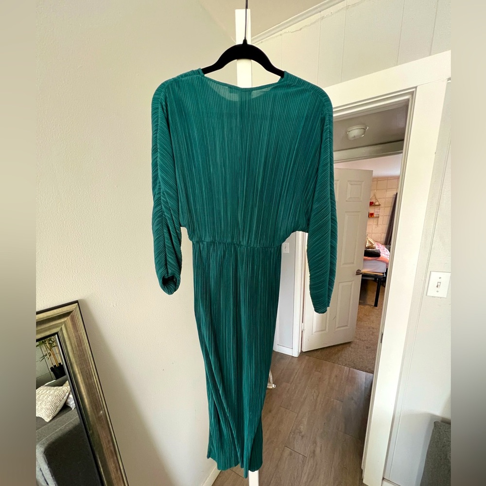 Sexy green dress with batwing sleeves! Cinches your waist and brings out curves!